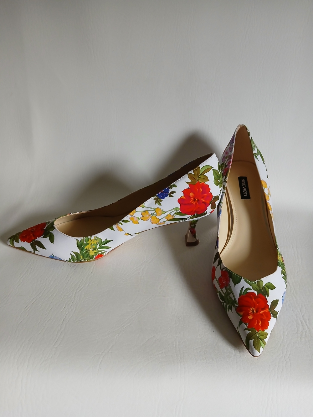 Nine West White Floral Pointed Toe Kitten Heels With Gold Detail Sz11M